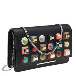 مملوكة مسبقًا محفظة بسلسلة فندي جلد أسود مرصعة أشكال قوس قزح 