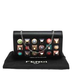 مملوكة مسبقًا محفظة بسلسلة فندي جلد أسود مرصعة أشكال قوس قزح 