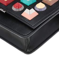 مملوكة مسبقًا محفظة بسلسلة فندي جلد أسود مرصعة أشكال قوس قزح 