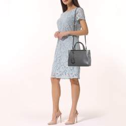 مملوكة مسبقًا حقيبة يد توتس فندي 2جورد جلد رصاصي صغيرة