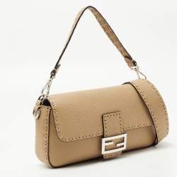 Pre Owned حقيبة كتف فندي  باغيت جلد وكانفاس مقوى لامع FF بيضاء