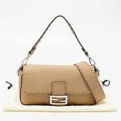 Pre Owned حقيبة كتف فندي  باغيت جلد وكانفاس مقوى لامع FF بيضاء