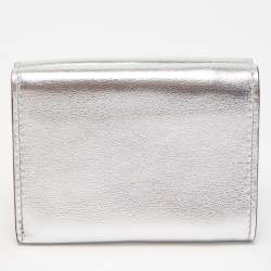 مملوكة مسبقًا Fendi Silver/Tobacco Zucca Leather Micro F Trifold Wallet
