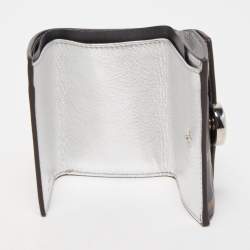 مملوكة مسبقًا Fendi Silver/Tobacco Zucca Leather Micro F Trifold Wallet