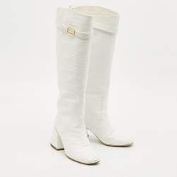 مملوكة مسبقًا حذاء بوت ركبه فندي "كاوبوي" جلد نقشة التمساح كريمي مقاس 38