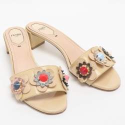 Pre Owned صندل سلايدز فندي كعب عريض جلد لامع بيج مزين بزهور مقاس 37.5