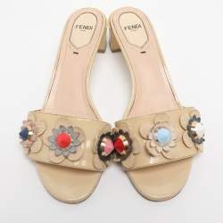 Pre Owned صندل سلايدز فندي كعب عريض جلد لامع بيج مزين بزهور مقاس 37.5