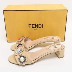 Pre Owned صندل سلايدز فندي كعب عريض جلد لامع بيج مزين بزهور مقاس 37.5