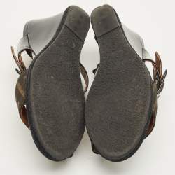 مملوكة مسبقًا صندل سلايد فندي كعب روكي جلد لامع وكانفاس زوكا أسود/ بني مقاس 39