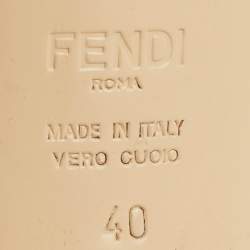 مملوكة مسبقًا حذاء سليب باك فندي كوليبري لايت قماش معدني ذهبي وجلد مقدمة مدببة مقاس 40