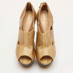 مملوكة مسبقًا صندل فندي جلد منقوش بيثون بيج بفتحة أمامية بكعب عميق مقاس 40