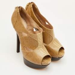 مملوكة مسبقًا صندل فندي جلد منقوش بيثون بيج بفتحة أمامية بكعب عميق مقاس 40