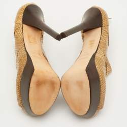 مملوكة مسبقًا صندل فندي جلد منقوش بيثون بيج بفتحة أمامية بكعب عميق مقاس 40