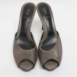 مملوكة مسبقًا Fendi FF Superstar Size 40 Grey Leather Peep Toe Sandals