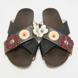 مملوكة مسبقًا صندل سلايد فلات فندي جلد بني داكن/أسود مزخرف زهرة مرصعة مقاس 39