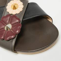 مملوكة مسبقًا صندل سلايد فلا ت فندي جلد بني داكن/أسود مزخرف زهرة مرصعة مقاس 39