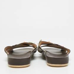 مملوكة مسبقًا صندل سلايد فلات فندي جلد بني داكن/أسود مزخرف زهرة مرصعة مقاس 39