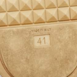 مملوكة مسبقًا صندل سلايد فلات فندي جلد بني داكن/أسود مزخرف زهرة مرصعة مقاس 39