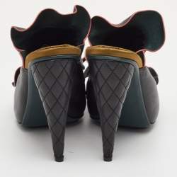 مملوكة مسبقًا حذاء فنْدي جلد أسود بكَعب عالي متموجات مقاس 40