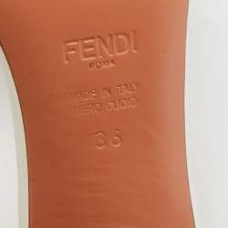 مملوكة مسبقًا صندل فنْدي جلد لامع ثلاثي الألوان بتفاصيل الشعار مقاس 36