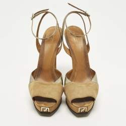 مملوكة مسبقًا صندل فندي جلد أسود لامع وسويدي بسيور متعاكسة نعل سميك وفتحة كعب مقاس 38