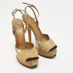 مملوكة مسبقًا صندل فندي جلد أسود لامع وسويدي بسيور متعاكسة نعل سميك وفتحة كعب مقاس 38