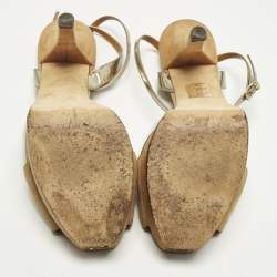 مملوكة مسبقًا صندل فندي جلد أسود لامع وسويدي بسيور متعاكسة نعل سميك وفتحة كعب مقاس 38