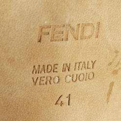 مملوكة مسبقًا صندل فندي جلد أسود لامع وسويدي بسيور متعاكسة نعل سميك وفتحة كعب مقاس 38