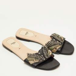 مملوكة مسبقًا صندل فندي مسطح مرصع منقوش جلد أسود وجلد مدموغ بايثون مقاس 38