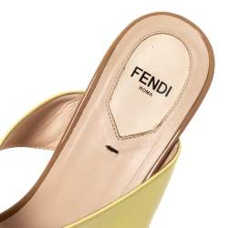 مملوكة مسبقًا صندل فندي جلد لامع متعدد الألوان كعب روكي مقاس 39.5