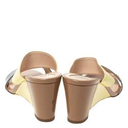 مملوكة مسبقًا صندل فندي جلد لامع متعدد الألوان كعب روكي مقاس 39.5