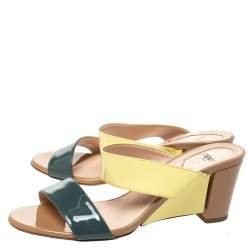 مملوكة مسبقًا صندل فندي جلد لامع متعدد الألوان كعب روكي مقاس 39.5