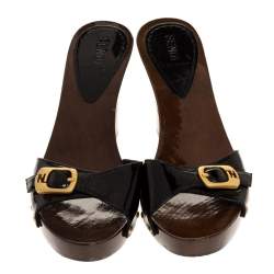 Pre Owned صندل سلايد فندى تفاصيل إبزيم خشب مقوى وجلد لامع أسود مقاس 38