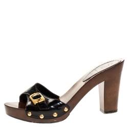 Pre Owned صندل سلايد فندى تفاصيل إبزيم خشب مقوى وجلد لامع أسود مقاس 38