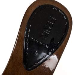 Pre Owned صندل سلايد فندى تفاصيل إبزيم خشب مقوى وجلد لامع أسود مقاس 38