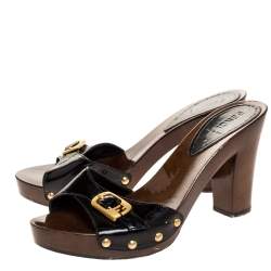 Pre Owned صندل سلايد فندى تفاصيل إبزيم خشب مقوى وجلد لامع أسود مقاس 38