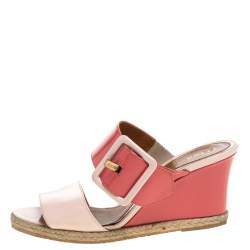 مملوكة مسبقًا صندل سلايد فندي "ديمي" بكعب روكي جلد لامع وردى مقاس 36