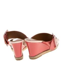 مملوكة مسبقًا صندل سلايد فندي "ديمي" بكعب روكي جلد لامع وردى مقاس 36