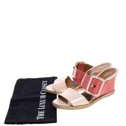 مملوكة مسبقًا صندل سلايد فندي "ديمي" بكعب روكي جلد لامع وردى مقاس 36