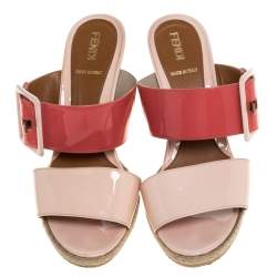 مملوكة مسبقًا صندل سلايد فندي "ديمي" بكعب روكي جلد لامع وردى مقاس 36