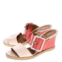 مملوكة مسبقًا صندل سلايد فندي "ديمي" بكعب روكي جلد لامع وردى مقاس 36