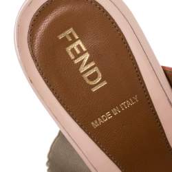 مملوكة مسبقًا صندل سلايد فندي "ديمي" بكعب روكي جلد لامع وردى مقاس 36