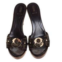 Pre Owned صندل سلايد فندى مقدمة نعل سميك شعار كانفاس بنى مقاس 40.5