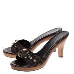 Pre Owned صندل سلايد فندى مقدمة نعل سميك شعار كانفاس بنى مقاس 40.5