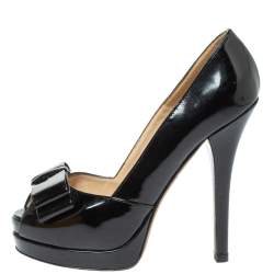 مملوكة مسبقًا حذاء كعب عالي فندي نعل سميك مقدمة مفتوحة فيونكة جلد لامع أسود مقاس 38