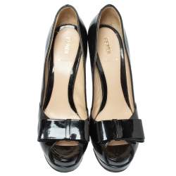 مملوكة مسبقًا حذاء كعب عالي فندي نعل سميك مقدمة مفتوحة فيونكة جلد لامع أسود مقاس 38