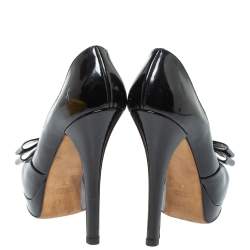 مملوكة مسبقًا حذاء كعب عالي فندي نعل سميك مقدمة مفتوحة فيونكة جلد لامع أسود مقاس 38