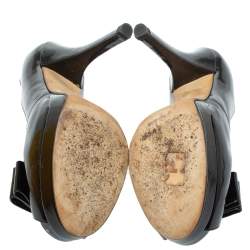 مملوكة مسبقًا حذاء كعب عالي فندي نعل سميك مقدمة مفتوحة فيونكة جلد لامع أسود مقاس 38