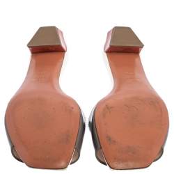 Pre Owned صندل سلايد فندي جلد لامع رمادي مقاس 37.5