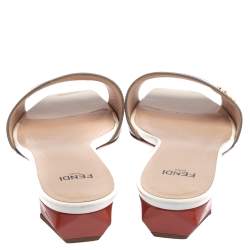 Pre Owned صندل سلايد فندي جلد لامع رمادي مقاس 37.5